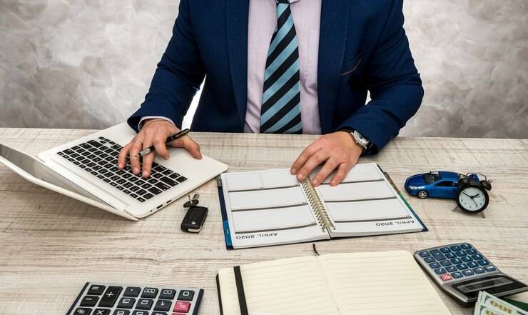 Обязанности и зарплата директора